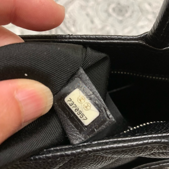 Chanel Caviar Medallion tote. Excellent condition, no rip, tear, well kept. - Picture 8 of 12